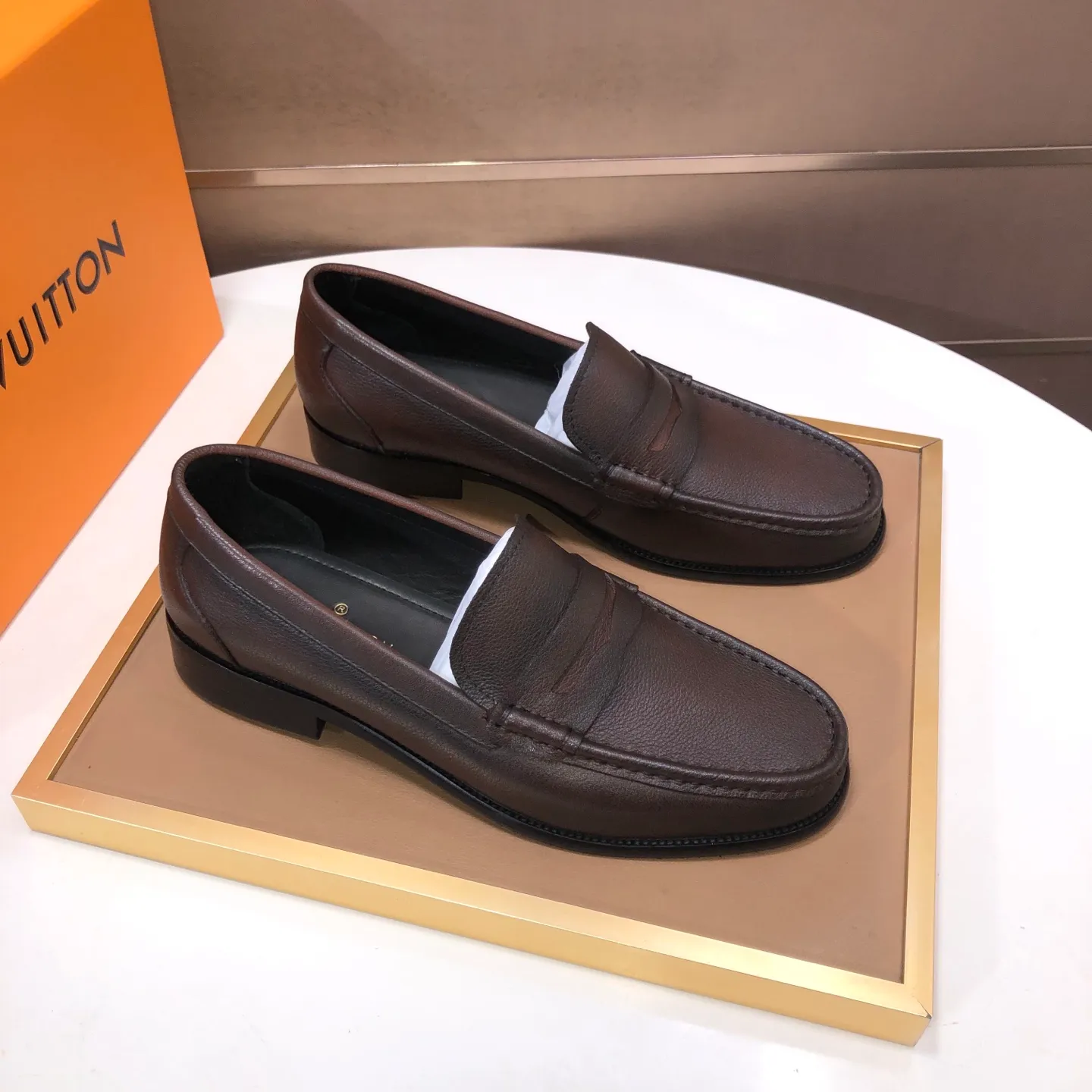 Men's men's shoes💰540💰[LV] (original single cowhide lining)🍀LV's latest genuine leather business suit shoes are available on the official website at the same time. The first-layer cowhide imported from Italy is made of heavy gold, and the official website has a 1:1 rubber outsole. Versatile to wear, high-end without losing class, and the color combination is extraordinary. This four-season style is alluring when worn on your feet, showing off your big-name flair. Standard code 38-45 (45 customized)
